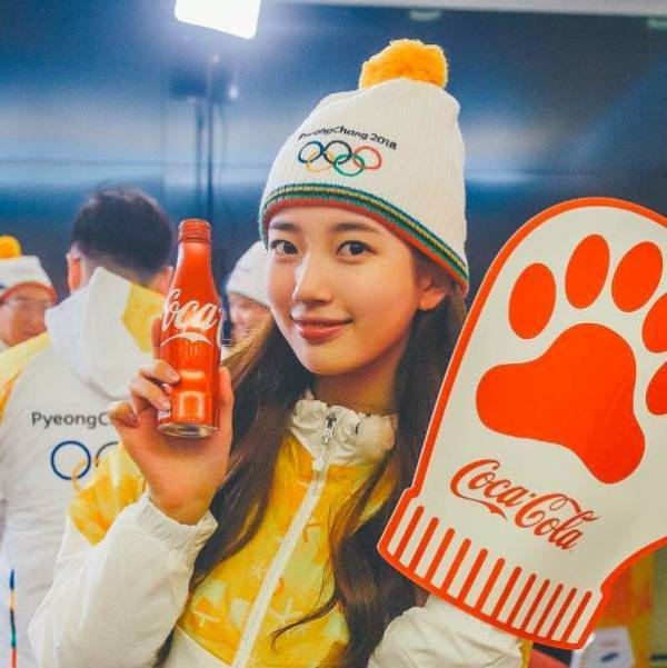 减龄秘籍学谭松韵穿出少女感,冬季怎么扎头发减龄又好看少女