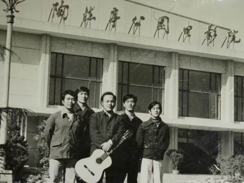 民国至今父子两代都是吉他高手，80年代一把好吉他能买间门脸房