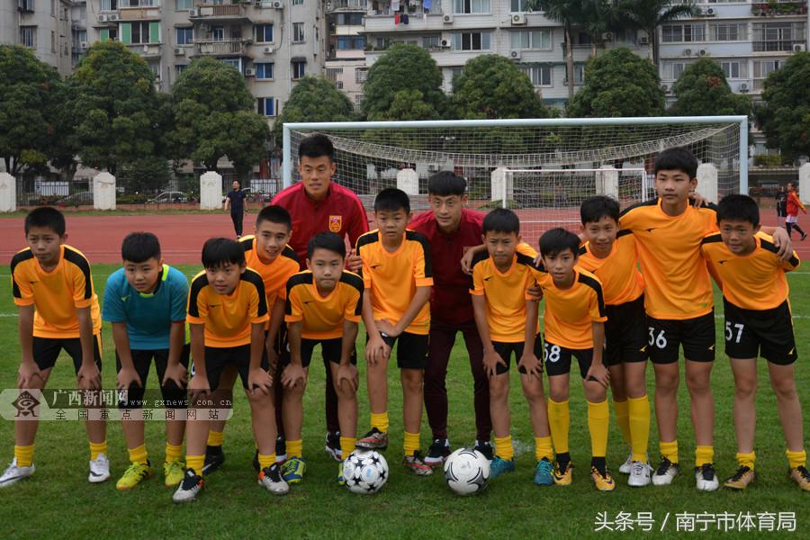 2018中国杯参赛球队派员与南宁市足球小将交流
