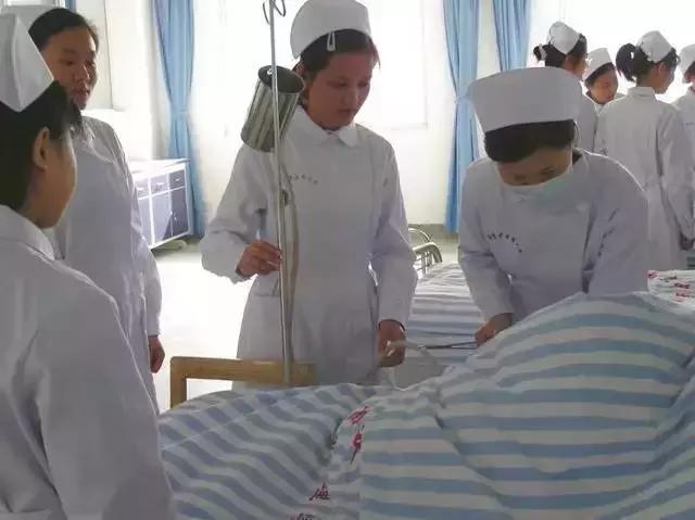 给患者灌肠怎么动手,护士给病人灌肠不会恶心吗