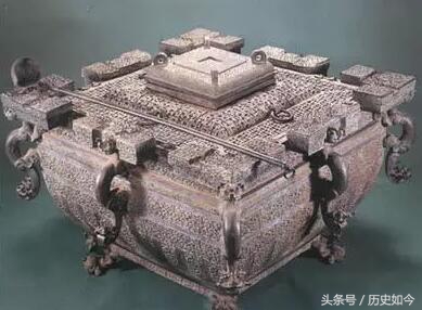 其实古代也非常很潮流，不输现代，还有背带裙！