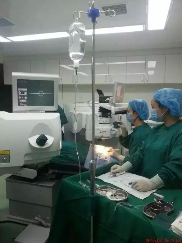 外伤眼睛肿了热敷还是冷敷好,眼睛上火肿了用冷敷还是热敷