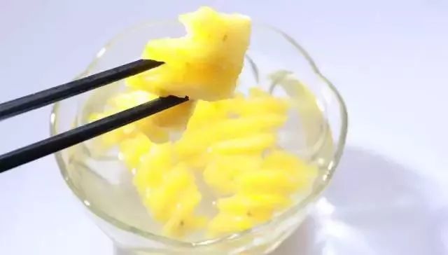 吃菠萝为什么要泡盐水,菠萝用盐水泡什么意思