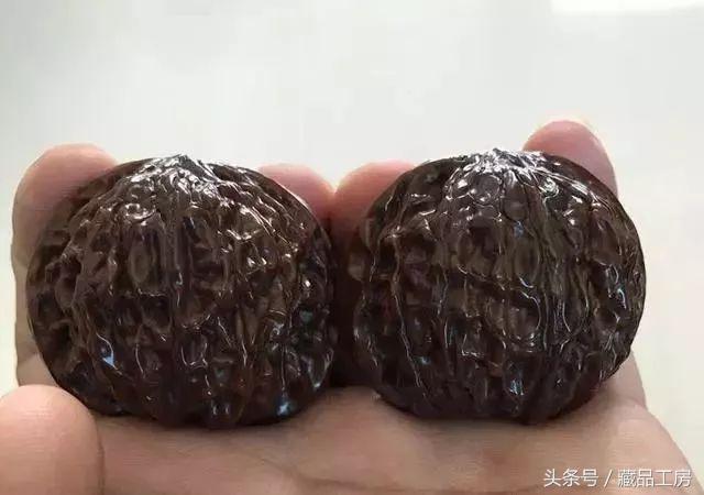 文玩核桃开青皮后发黑如何处理,文玩核桃发黑怎么可以清洗