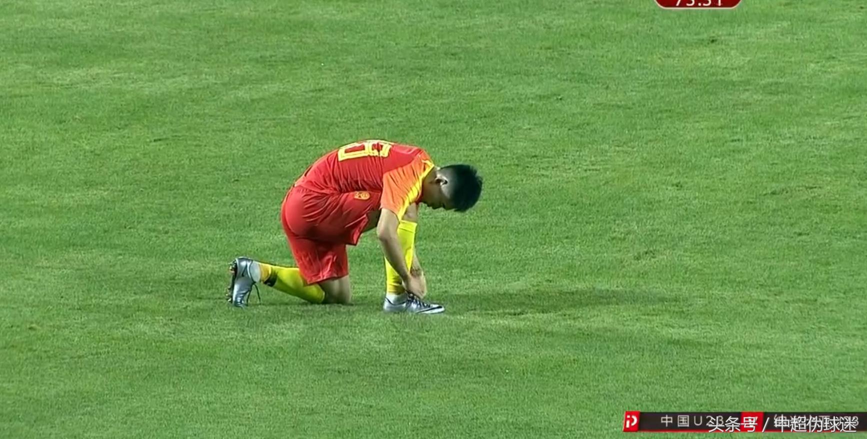中国足球的悲哀：当红U23国脚连续停球出界，难怪进不了世界杯