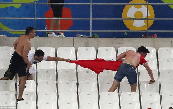 法国世界杯俄罗斯球迷打英国视频,世界杯热点事件