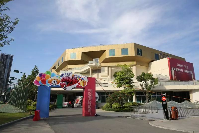 喝啤酒吃烧烤狂欢,喝啤酒吃美食