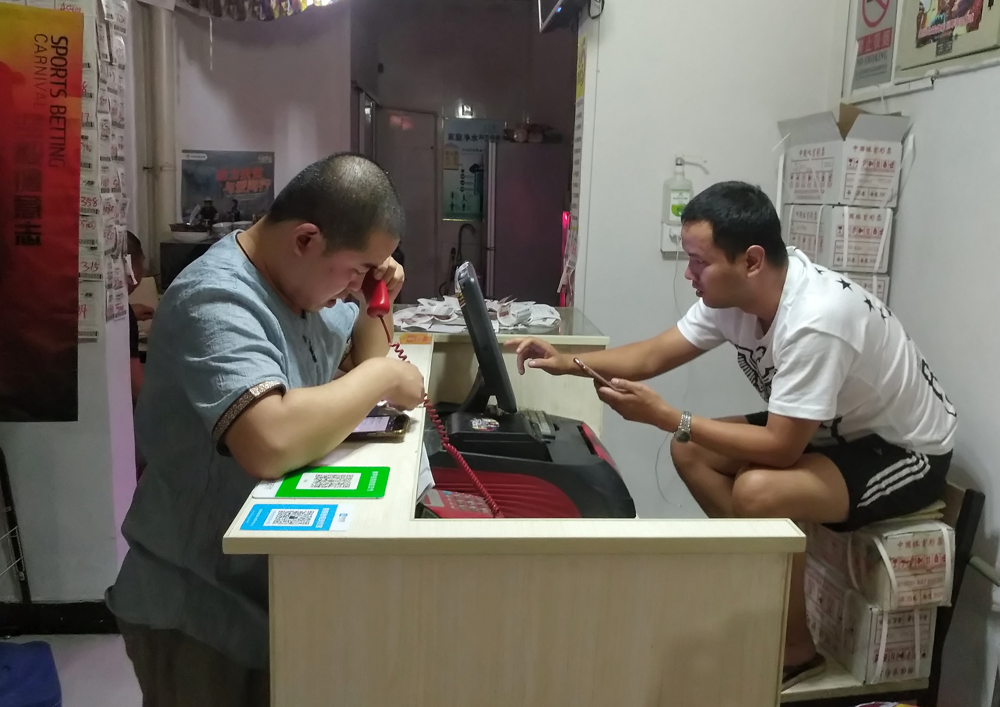“天台守望者”：一家体彩店主世界杯期间的24小时