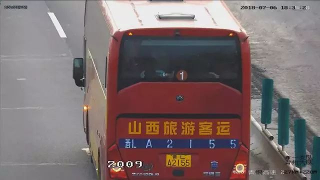 大客车“搞比赛”，小哥哥“跑挺快”——对不起，晋LA2155这位客运司机，必须降级！