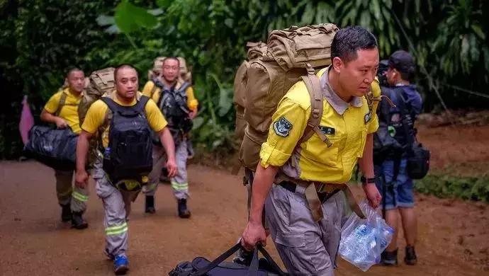 奇迹！被困18天，13人少年足球队全部生还！一生中最“漫长”的4公里，让人感动的是……