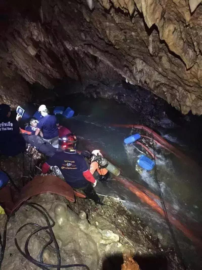 奇迹！被困18天，13人少年足球队全部生还！一生中最“漫长”的4公里，让人感动的是……
