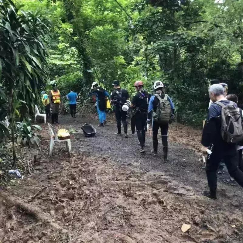 奇迹！被困18天，13人少年足球队全部生还！一生中最“漫长”的4公里，让人感动的是……
