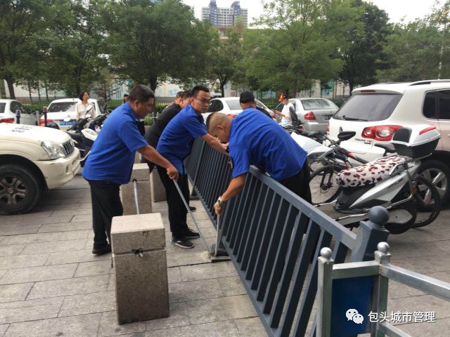 人行通道私自安装栏杆,人行便道护栏