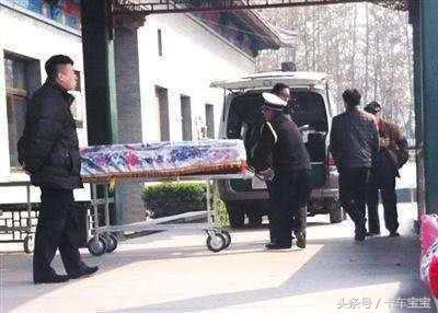 开车遇到丧葬车队怎么做,开车遇到丧事有什么讲究
