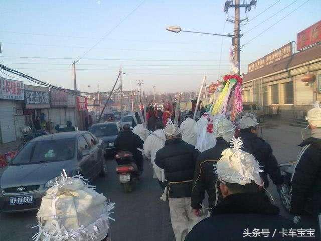 开车遇到丧葬车队怎么做,开车遇到丧事有什么讲究