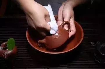 紫砂壶出水不畅记得这些小妙招,紫砂壶壶嘴出水偏右可以修复吗