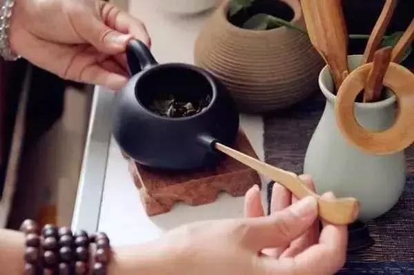 紫砂壶出水不畅记得这些小妙招,紫砂壶壶嘴出水偏右可以修复吗
