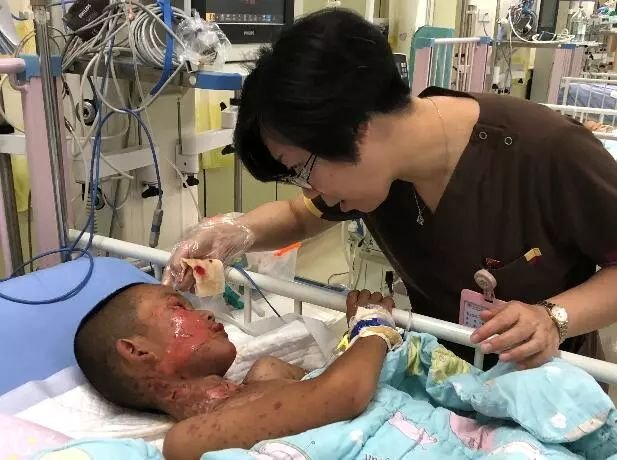 面对满脸血污全身溃烂的孩子，哈尔滨女医生一动作温暖整个朋友圈