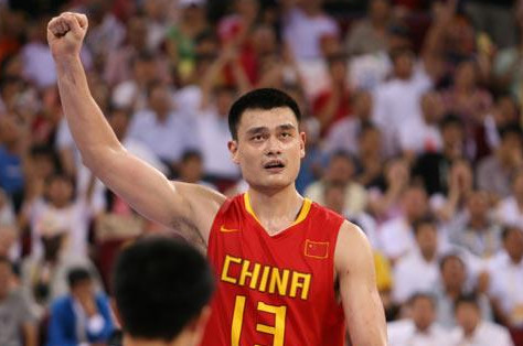球迷偶遇姚明：国家队有起色，你这个主席挺牛！姚明回复：嗯！