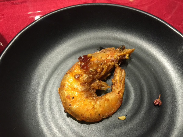 去了家川菜馆，除了各种炒菜外，特色的鲜青椒味湄公烤鱼最赞！