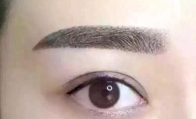 纹绣下眼线雾状教程,眼线纹绣的正确动手全过程