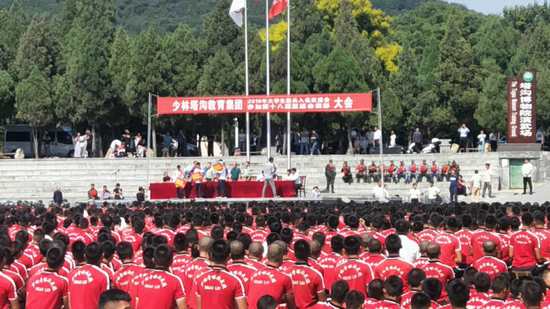 塔沟武校万人表演震动国外,少林嵩山塔沟武校万人表演