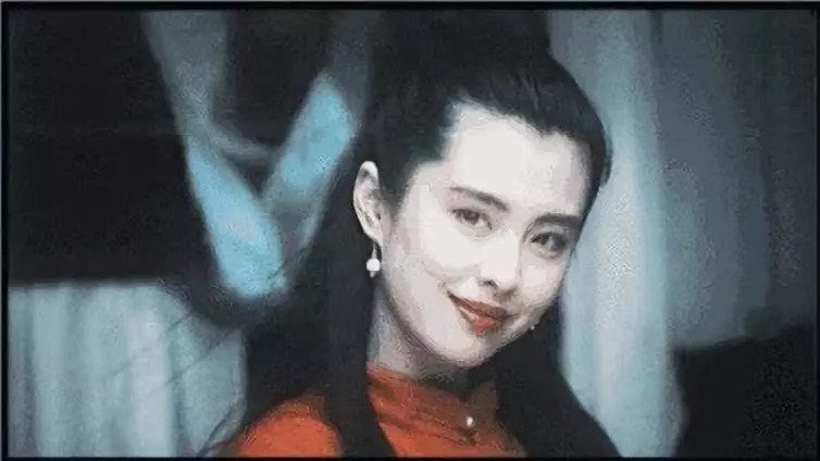 嘴巴张开咀嚼东西,想要尝尝你的味道