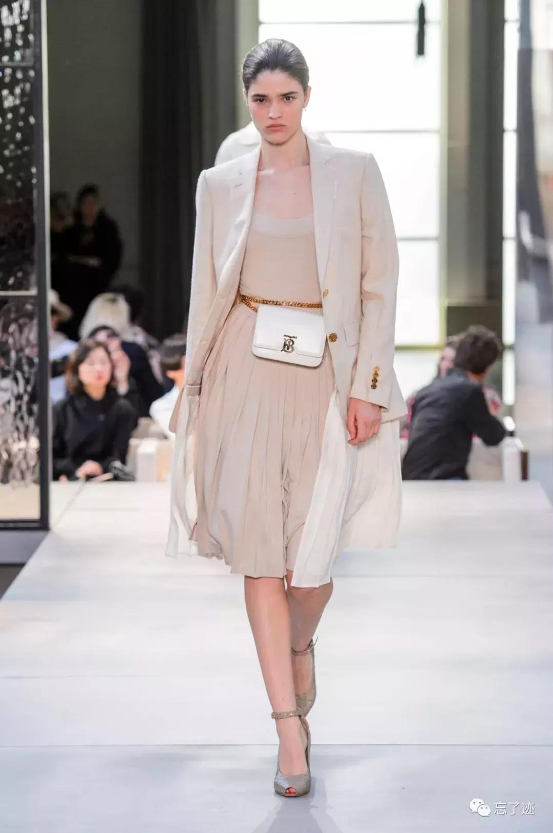 2019年burberry时装周,burberry春夏大秀背面