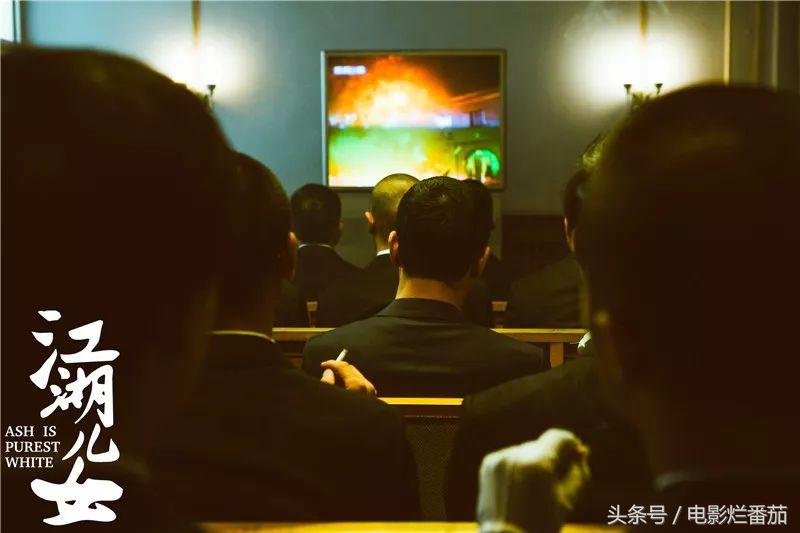 用脸盆喝酒的年代一去不返，明明是江湖片，却拍出了30年世道人心