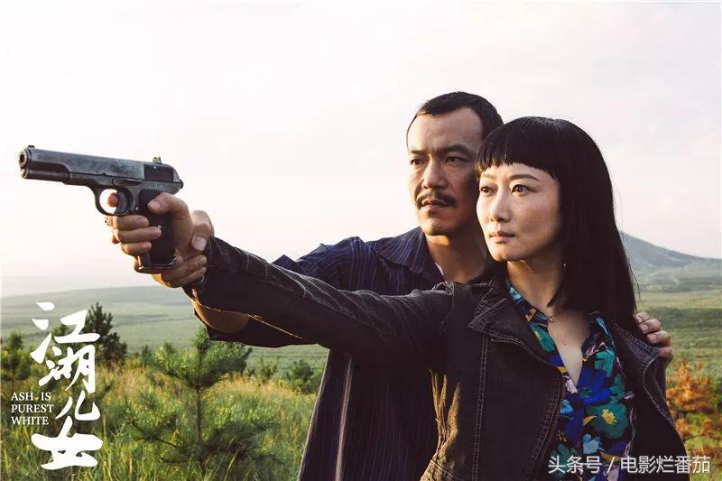 用脸盆喝酒的年代一去不返，明明是江湖片，却拍出了30年世道人心