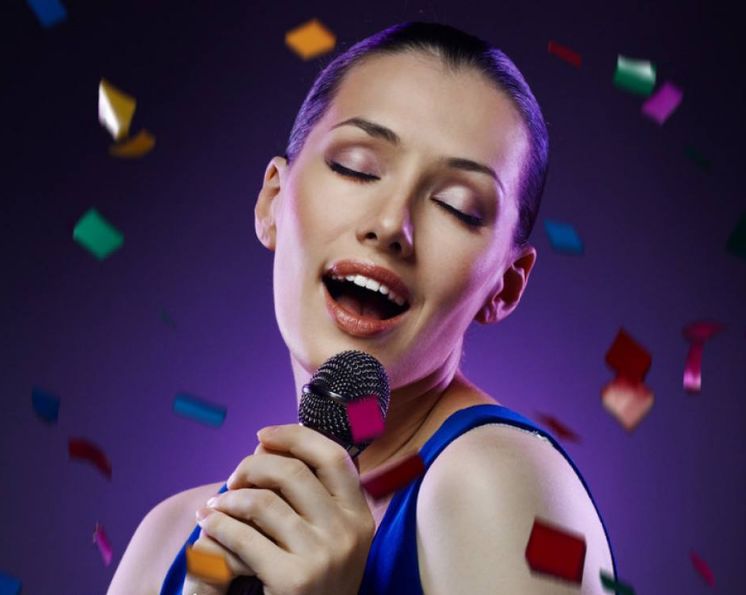 唱了这么多年ktv，这样拿话筒可以让我们离歌神更近一步！