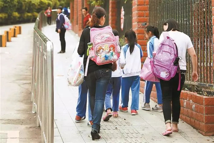 深圳书包小学生1-3年级,深圳小学一年级的书包重不重