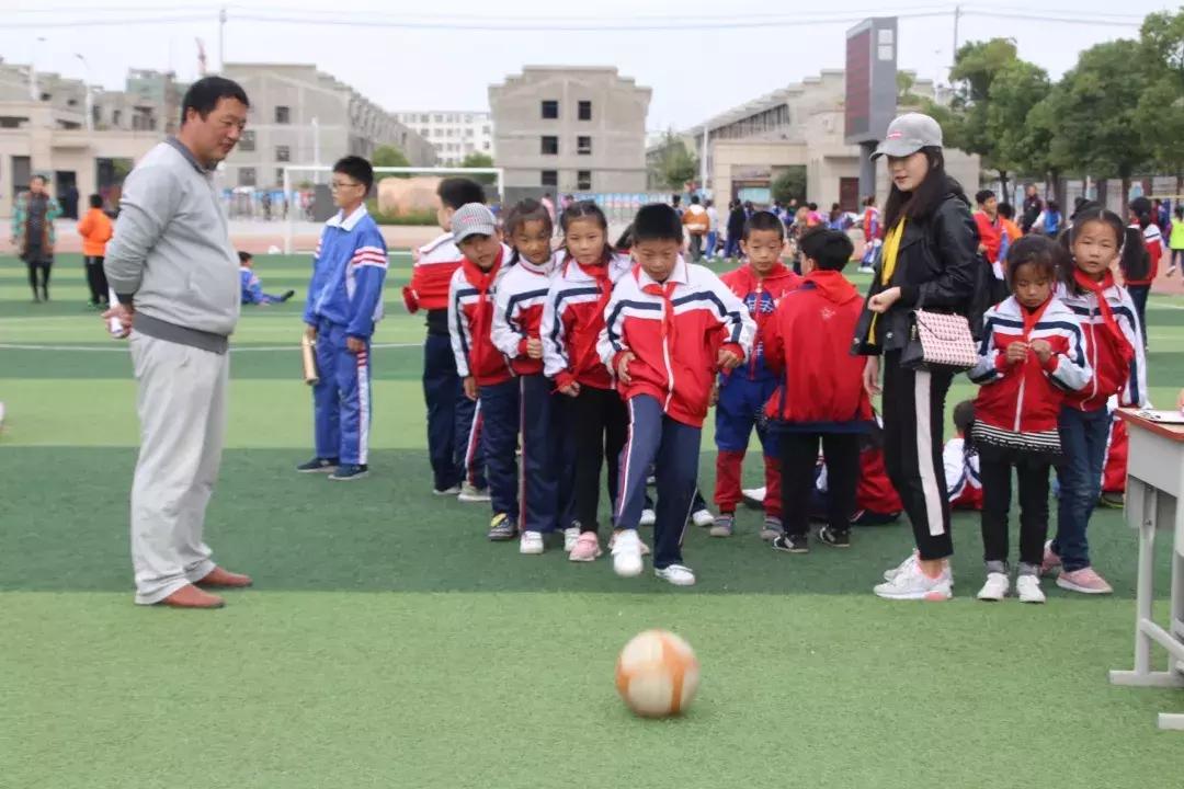 运动会接力赛淮滨小学,运动场上彩旗飘你追我赶逞英豪