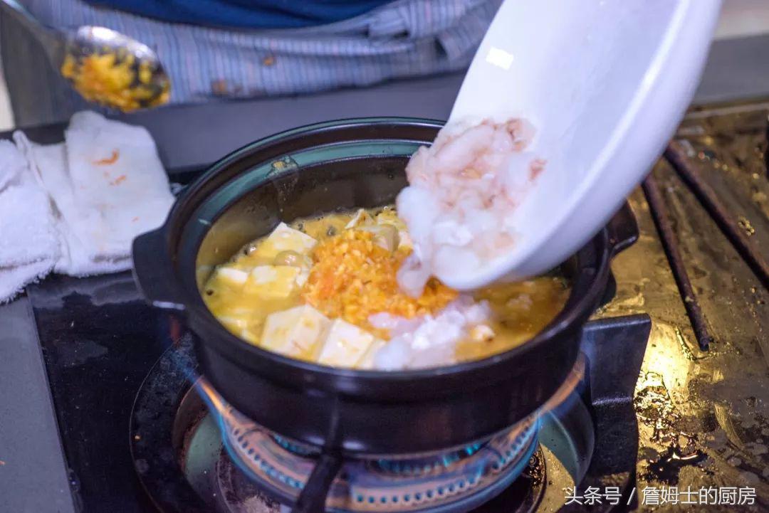 5分钟教你做蟹黄豆腐煲,没有蟹黄的蟹黄炒饭
