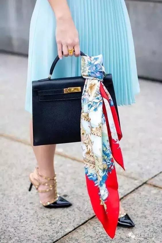 丝巾女人味十足,女士小丝巾气质打法