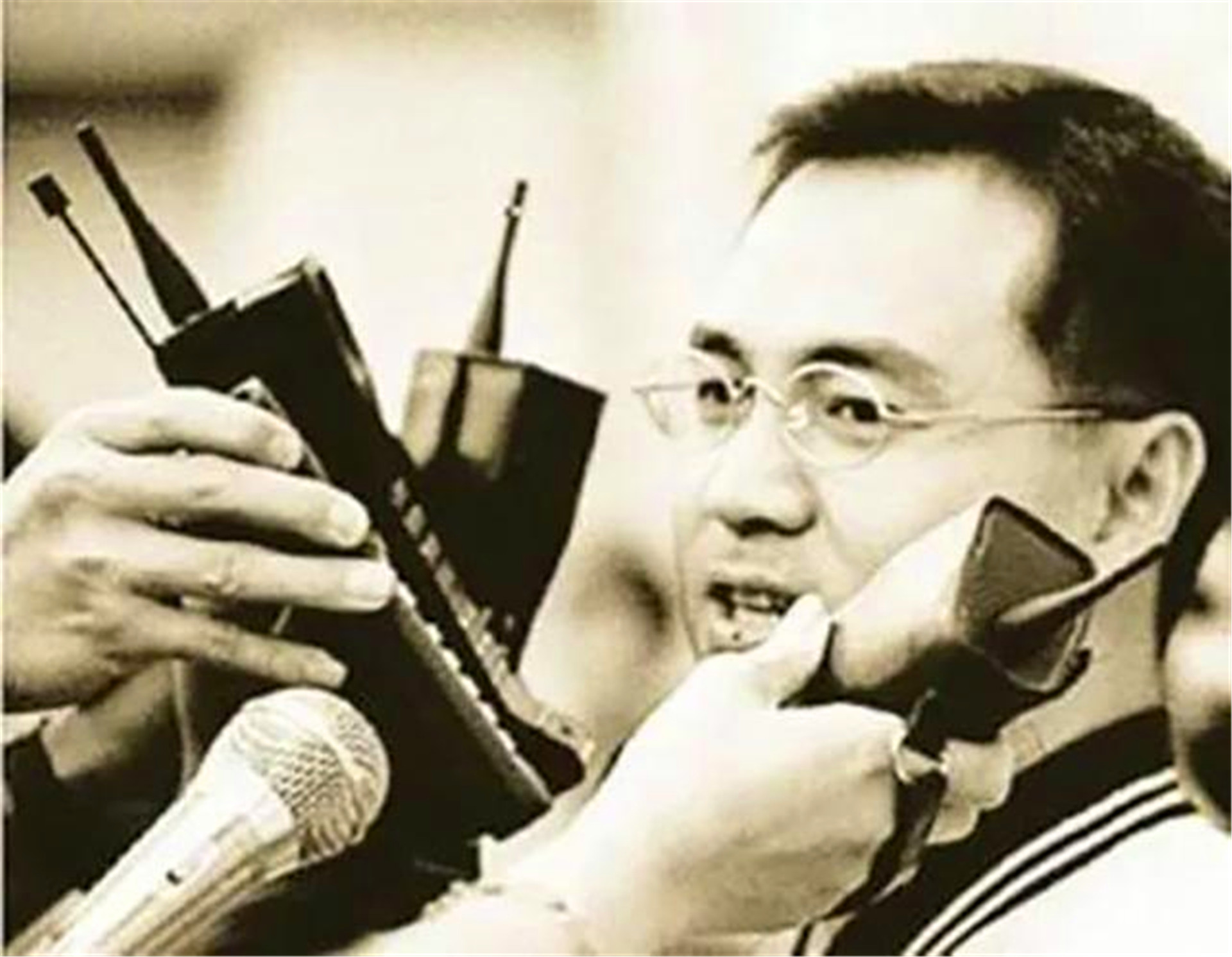 我国第一位办理手机号的人，所有号码随他选，最终他挑了什么号？