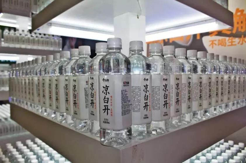 瓶装水一年卖240亿,一年卖200亿瓶装水