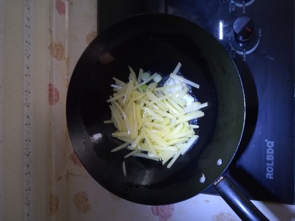 为什么炒土豆丝总粘锅而且还不脆,炒土豆丝怎么不粘锅窍门