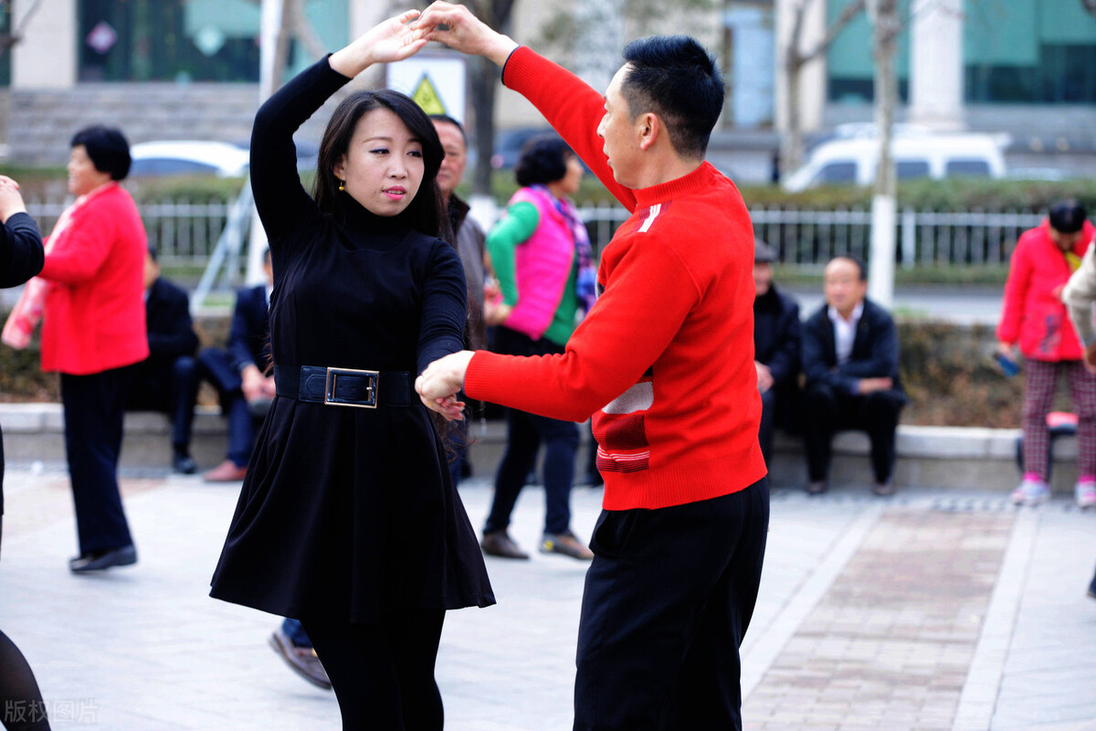 跳交谊舞平四的技巧,跳交谊舞的技巧