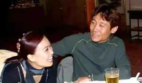 明星那英的婚姻及子女状态,歌手那英和高峰结婚了吗