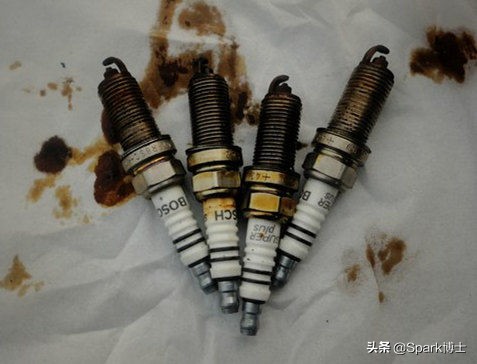 火花塞陶瓷变黄怎么回事,火花塞潮湿发黑怎么回事