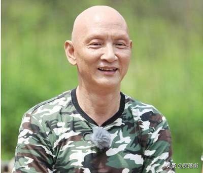 娶初恋女友，因拍戏谢顶，演半辈子反派，61岁的杜玉明怎么样了？