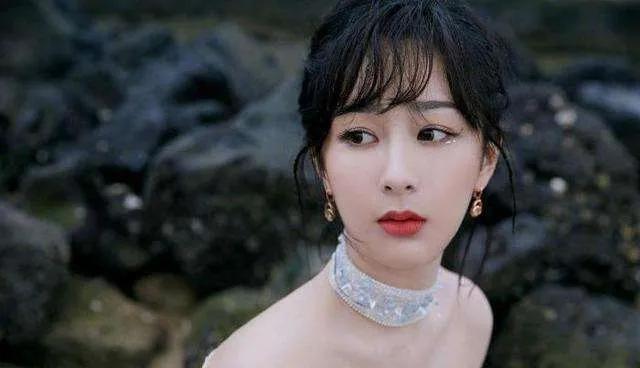 又手滑？宋轶点赞郑爽丑图再澄清，网友：骚动手不是第一次
