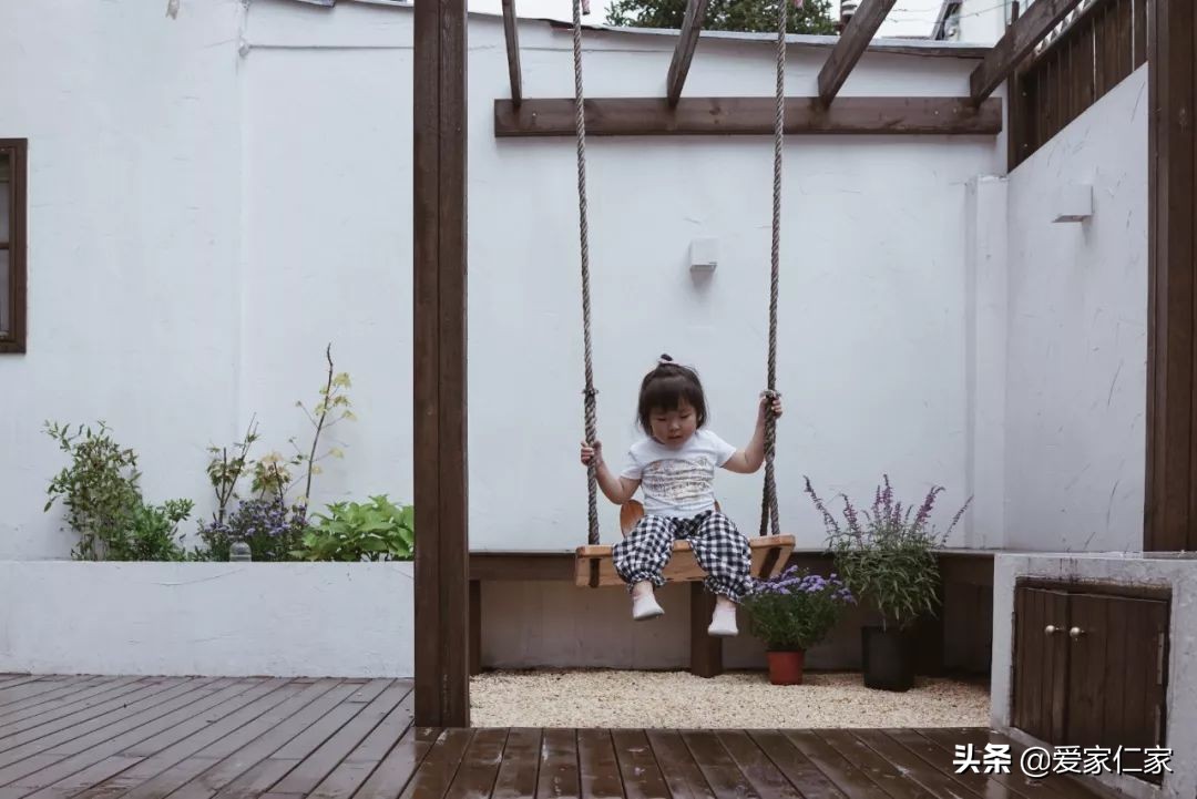 她买下32㎡上海老旧学区房，为女儿打造小桃园，还有超舒适大庭院