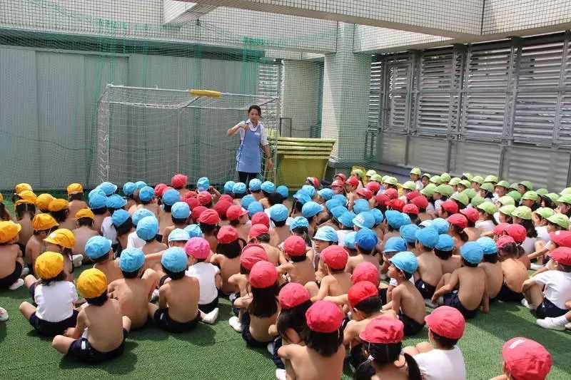*光脱**光去上学？日本幼儿园不允许孩子穿上衣，称可以刺激大脑发育