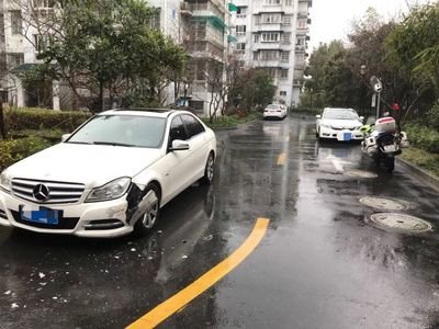 新手上路发生新车刮蹭怎么处理,新车上路就被刮这样处理避免入坑