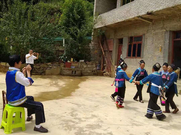 「旅途随笔」贵州安顺，蜂糖山下“银伞”苗