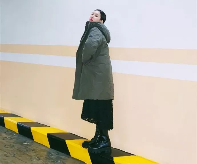 南韩第一腿精宣美穿搭,南韩腿精宣美黄色卫衣
