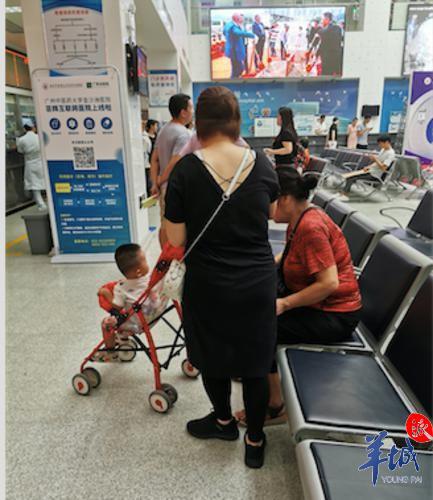 孩子咬妈妈手怎么办,小宝宝喜欢咬下嘴唇怎么办