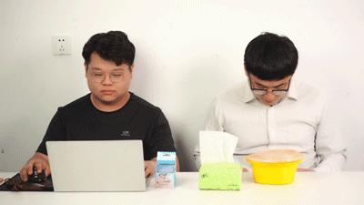 白T恤被淋上油渍，不用怕，试试这片应急衣物去渍纸